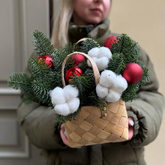 Композиция №144 в плетеной корзинке  с игрушками, хлопком и нобилисом Фото 2