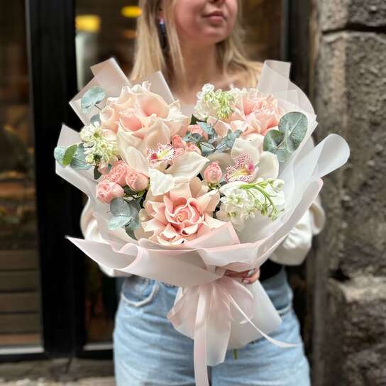 Авторский букет №155 из роз, орхидей и ароматного эвкалипта с маттиолой