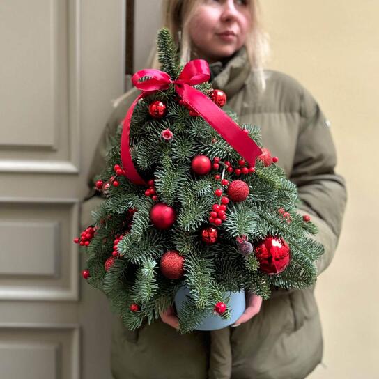 Композиция №142 "Ёлочка с красными шарами" из нобилиса и игрушек