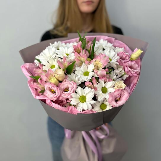 Авторский букет №167 "Ледник" их роз, гортензии и ароматного эвкалипта