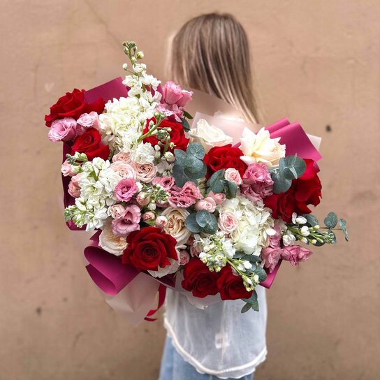 Авторский букет №252 из гортензии, роз, ароматной маттиолы и стойкой эутомы