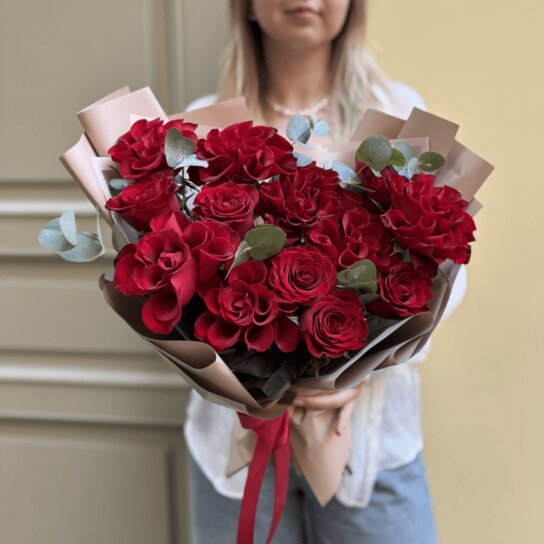 Монобукет №227 из Красных французских роз с эвкалиптом