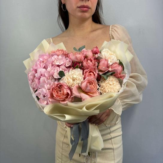 Авторский букет №103 с пионовидными розами и гортензией