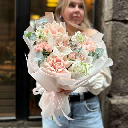 Авторский букет №155 из роз, орхидей и ароматного эвкалипта с маттиолой