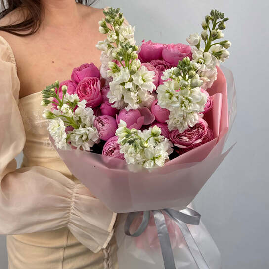 Авторский букет №109 с пионовидными розами и маттиолой