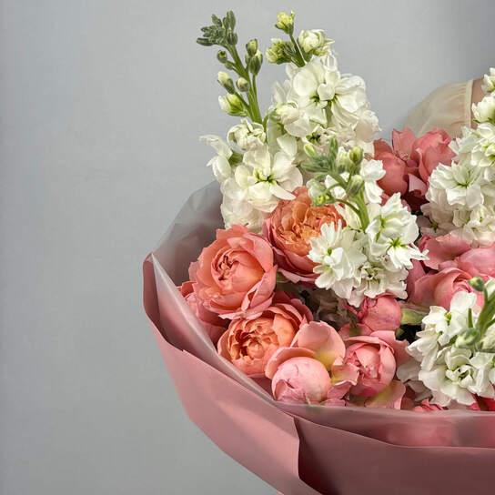 Авторский букет №111 с пионовидными розами Джульетта и маттиолой