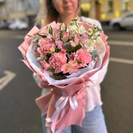 Авторский букет №160 круглый сборный букет с нежными розовыми гвоздиками и альстромерией