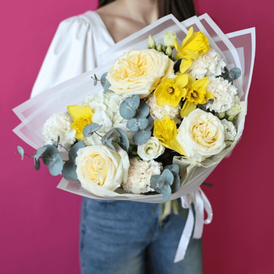 Авторский букет №248 из гортензии, нарциссов, роз и диантусов