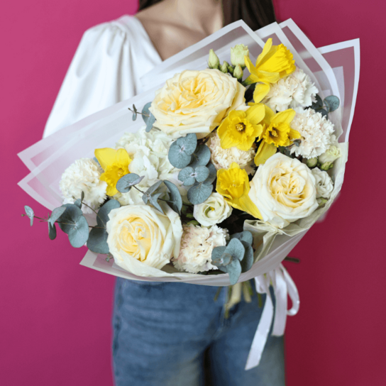 Авторский букет №248 из гортензии, нарциссов, роз и диантусов