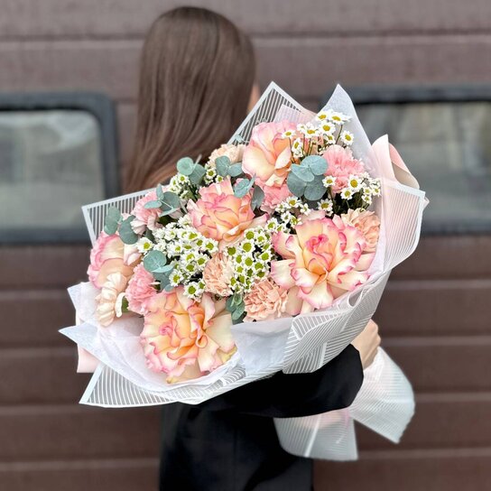 Авторский букет №197 Авторский букет из Французских роз и ромашек сантини Фото 3