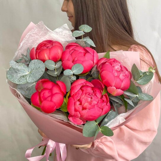 Монобукет №273 Пионы Coral Charm с эвкалиптом