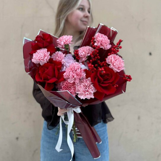 Авторский букет №188 Авторский букет "Алое сердце" из роз, гвоздик и гортензии Фото 2