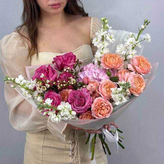 Авторский букет №121 из пышной гортензии и пионовидных роз