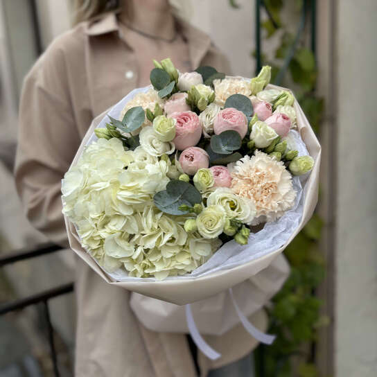 Авторский букет №149 с гортензиями, пионовидными розами и эустомой