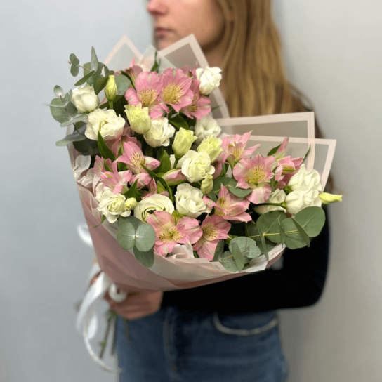 Авторский букет №162 "Свежесть дня" из лизиантусом и альстромериями