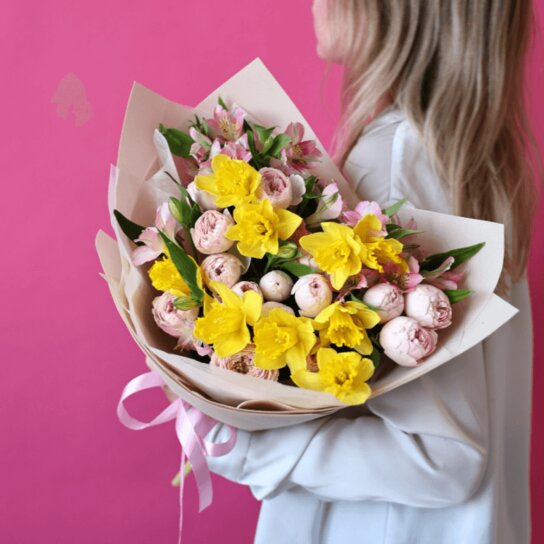 Авторский букет №250 из нарциссов, кустовых роз и альстромерий Фото 2