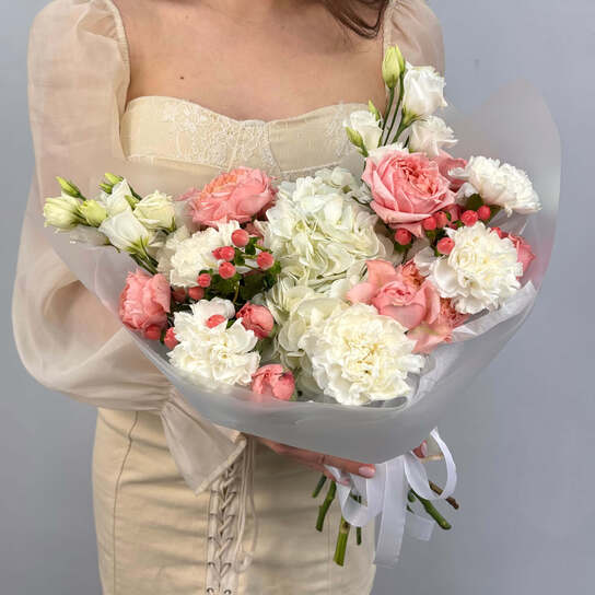 Авторский букет №114 с пионовидной розой и гиперикумом