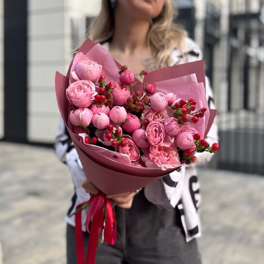 Авторский букет №396 из роз и ягод гиперикума Фото 3