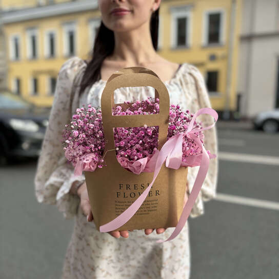 Композиция №111 с воздушной розовой гипсофилой в крафтовой сумке, размер S
