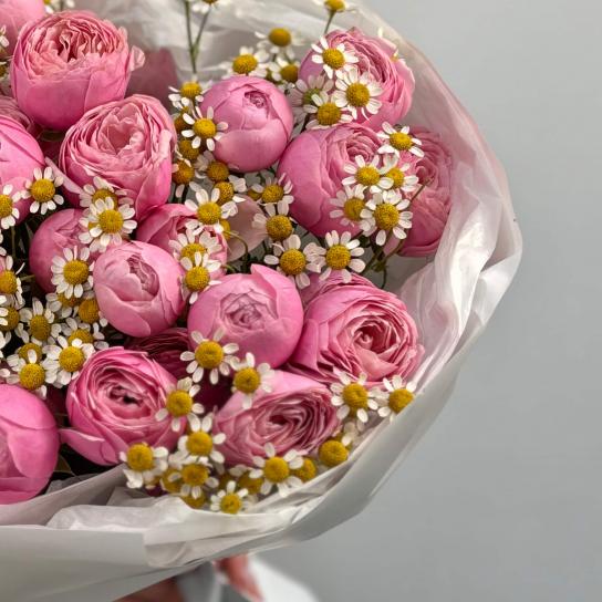 Авторский букет №108 с пионовидными розами и матрикариями