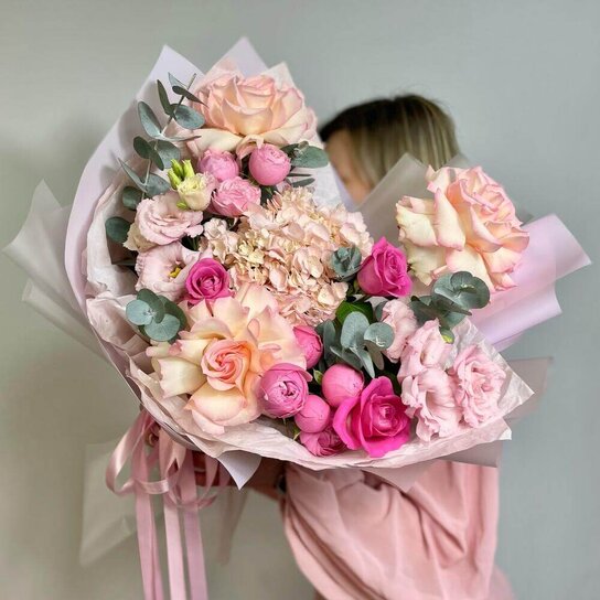 Авторский букет №304 Эустома, пионовидные и французские розы