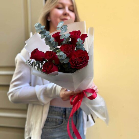 Монобукет №215 из 7 красных роз и эвкалипта Фото 3
