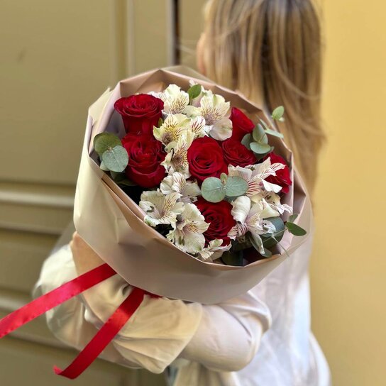 Авторский букет №254 из роз, альстромерий и эвкалипта Фото 4