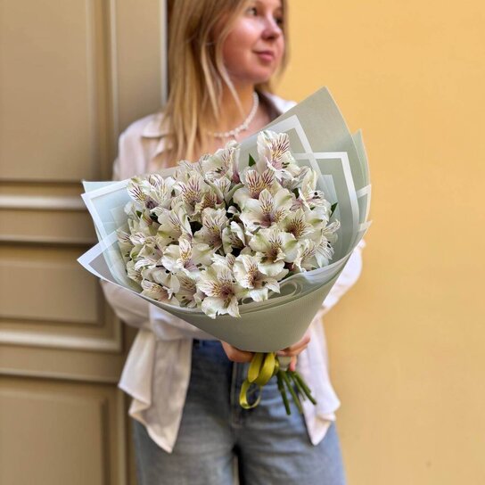 Монобукет №218 и 9 белых нежных альстромерий