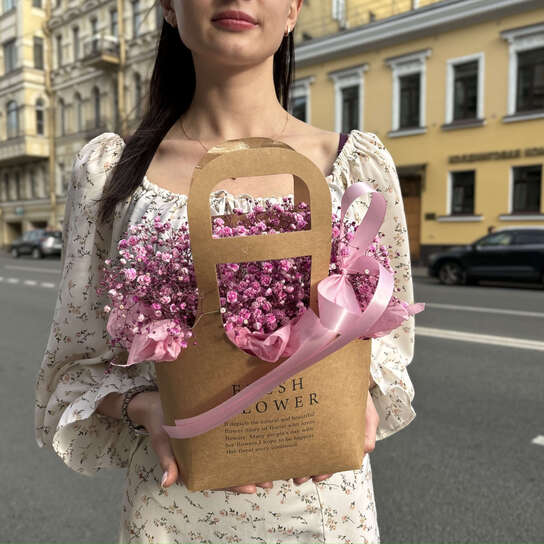 Композиция №111 с воздушной розовой гипсофилой в крафтовой сумке, размер S
