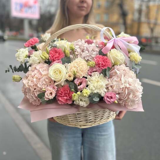 Композиция №135 в плетеной корзине с нежными цветами и ярким акцентом