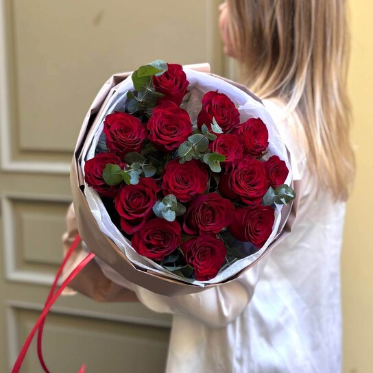 Монобукет №216 из 13 красных роз и эвкалипта Фото 2