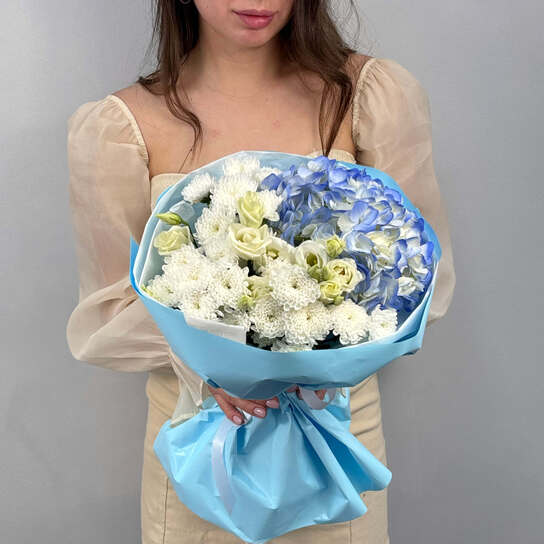 Авторский букет №119 с гортензией и белоснежными сантини