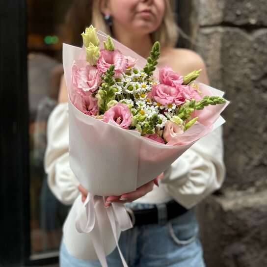 Авторский букет №154 с ромашками и розовым лизиантусом