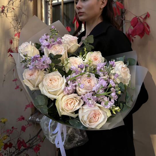 Авторский букет №140 из ароматных роз и маттиолы