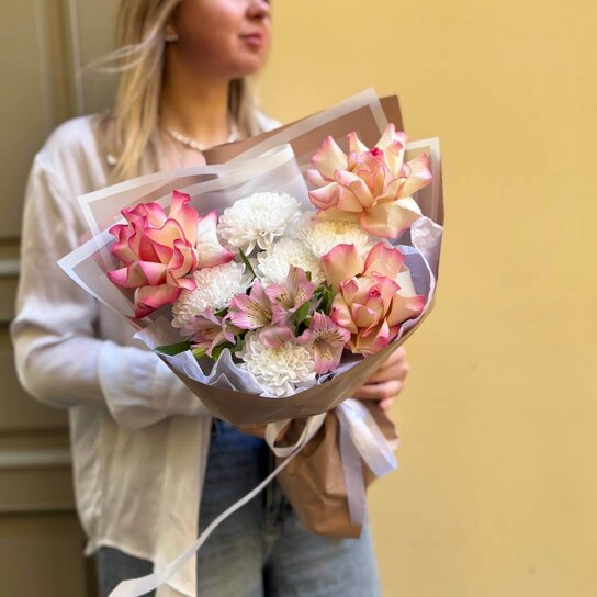 Авторский букет №255 из французских роз, хризантемы и альстромерии Фото 3