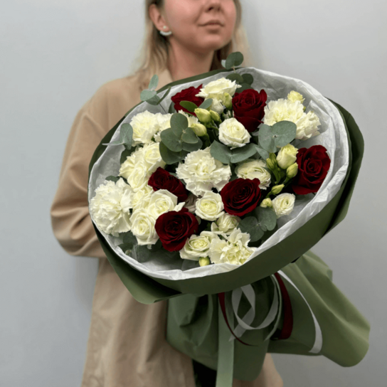 Авторский букет №159 "Воспоминание" авторский букет с розами, гвоздиками, эустомой и ароматным эвкалиптом