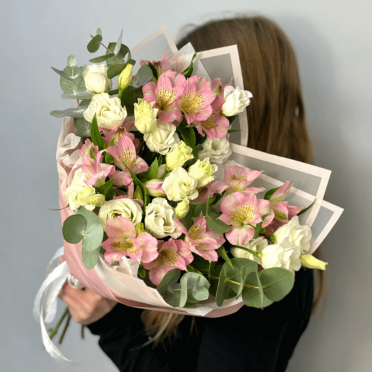 Авторский букет №162 "Свежесть дня" из лизиантусом и альстромериями