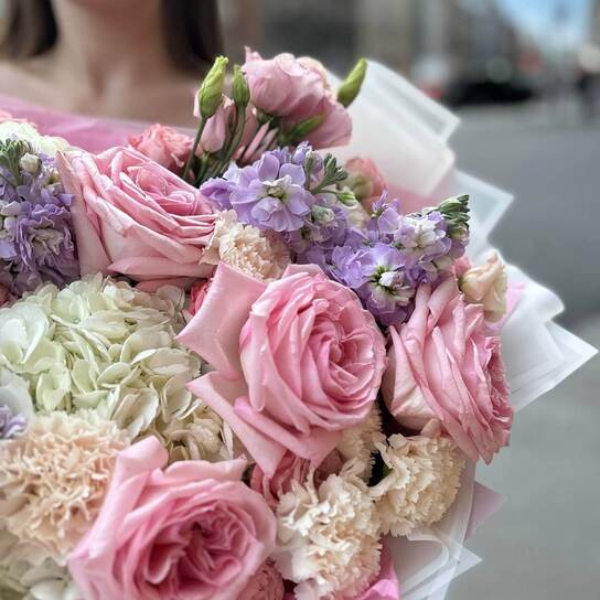 Авторский букет №126 с нежными розовыми розами