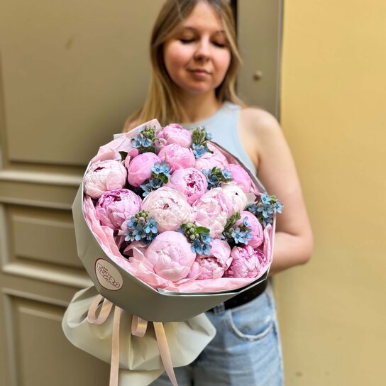 Авторский букет №376 пионы и незабудки Фото 2
