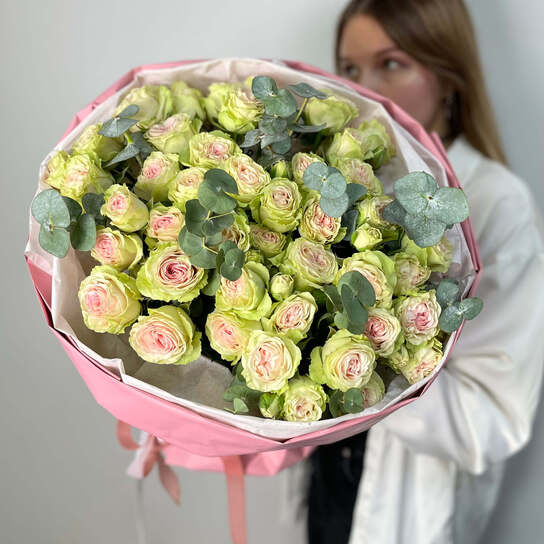Монобукет №145 из кустовых роз и эвкалипта