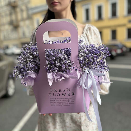 Композиция №116 с воздушной фиолетовой гипсофилой в крафтовой сумке, размер M