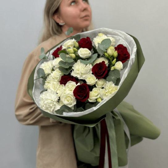 Авторский букет №159 "Воспоминание" авторский букет с розами, гвоздиками, эустомой и ароматным эвкалиптом