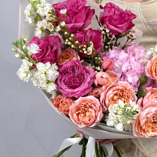 Авторский букет №121 из пышной гортензии и пионовидных роз