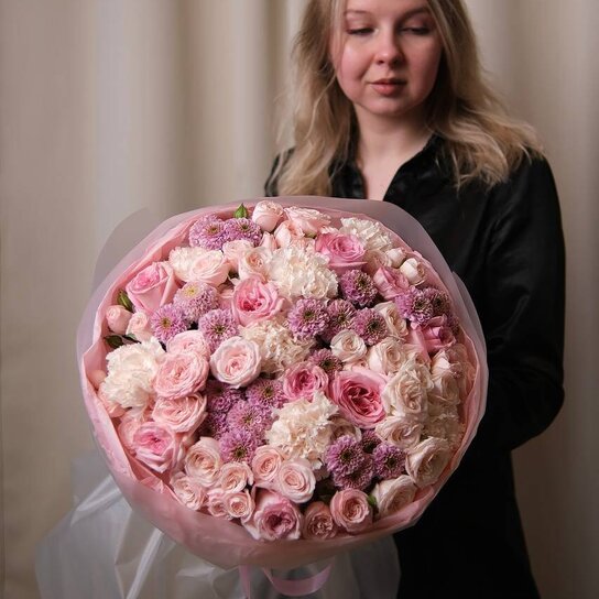 Авторский букет №201 Авторский букет "Радость" из кустовых роз, диантусов и сантини