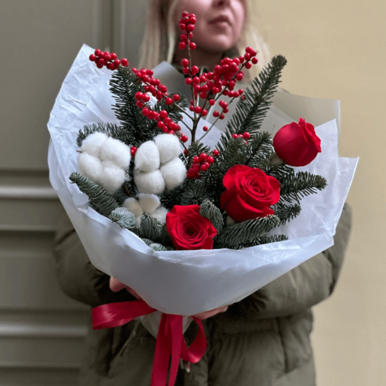 Авторский букет №171 "Яблоки на снегу" из роз, нобилиса, хлопка и илекса
