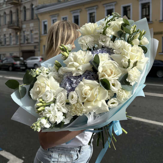 Авторский букет №127 с белыми французскими розами