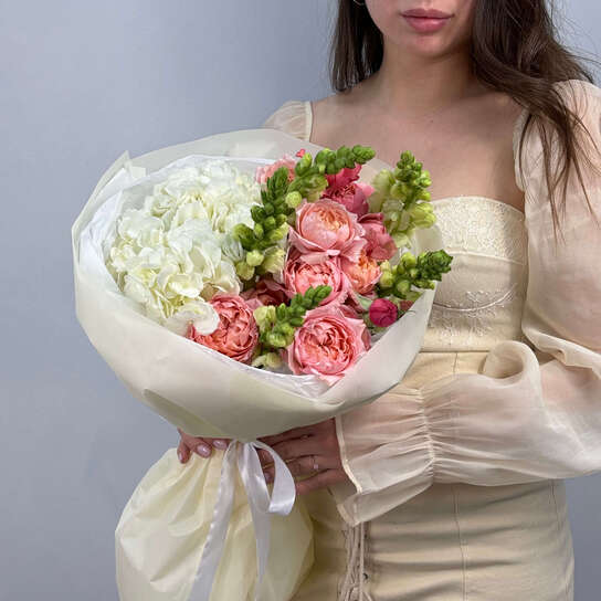 Авторский букет №124 с гортензией и львиным зевом