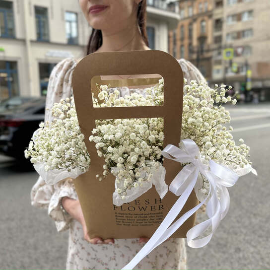 Композиция №109 с воздушной белой гипсофилой в крафтовой сумке, размер M