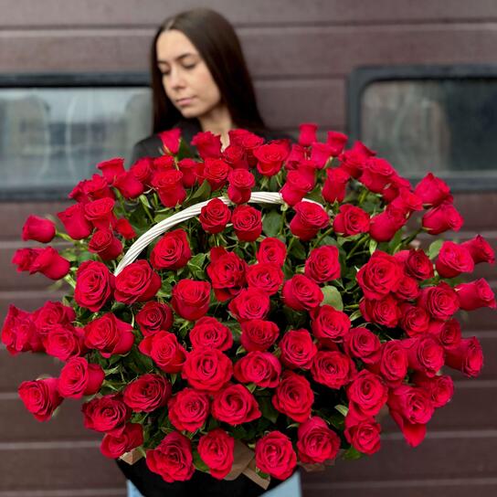 Композиция №137 Плетеная корзина из 101 красной розы