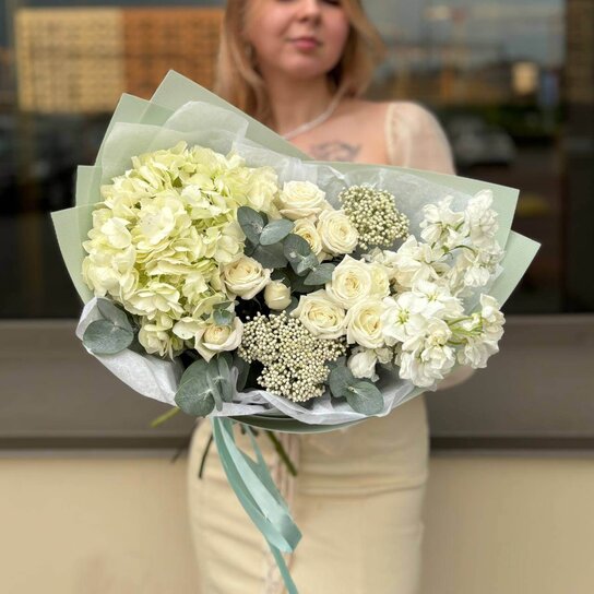 Авторский букет №242 из гортензии, кустовых роз и маттиолы